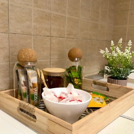 Bright & Cozy Apartment, 5 Min From Airport *
