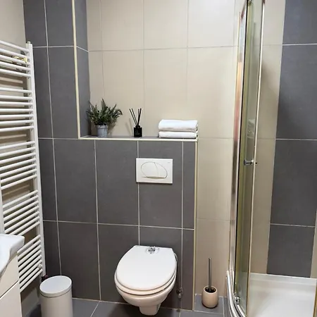 Bright & Cozy Apartment, 5 Min From Airport Apartamento Saraievo