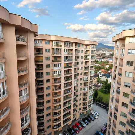 Bright & Cozy Apartment, 5 Min From Airport