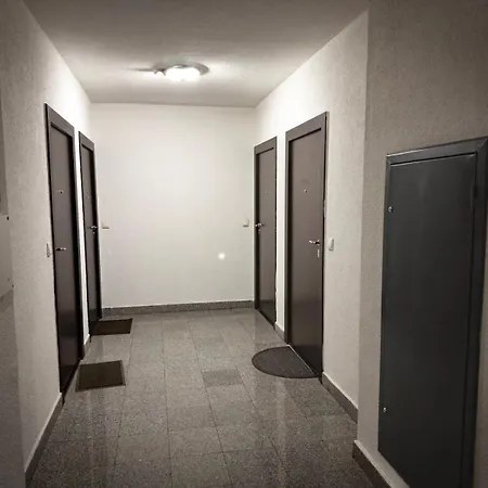 Bright & Cozy Apartment, 5 Min From Airport